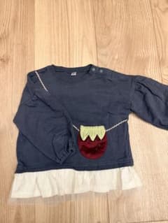 80サイズ 長袖Tシャツ いちごポシェット 裾フリルのサムネイル