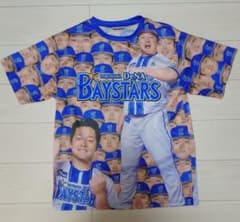 牧秀悟　横浜DeNAベイスターズ ファンフェス 特大ガチャ Tシャツ 牧秀悟 横浜DeNAベイスターズ ファンフェス 特大ガチャ Tシャツ - メルカリ