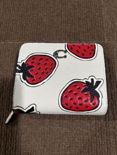 COACH イチゴ柄 二つ折り財布のサムネイル