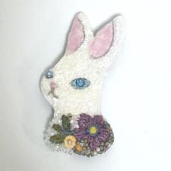 アートコラージュうさぎブローチのサムネイル