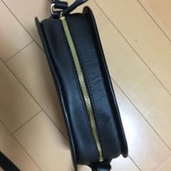 A.P.C. アーペーセー エンボス ハーフムーン バッグ Blackのサムネイル