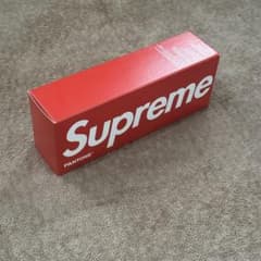 Supreme®/Pantone® Formula Guide - メルカリ