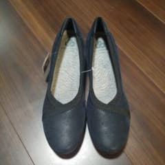 新品　Clarks ウェジヒールラウンドパンプスのサムネイル