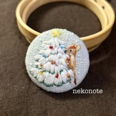 刺繍ブローチ＊くるみボタン(やや大きめサイズ) バンビとふわふわ雪のツリーのサムネイル