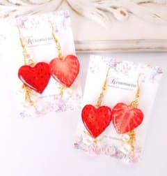 ハートいちごとキラキラビーズのピアス＊イヤリングのサムネイル