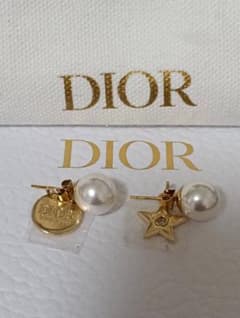 星型チャームとパールのピアス　Dior Dior パール 星型チャーム ピアス - メルカリ