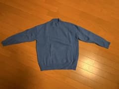 青の長袖ニットセーターのサムネイル