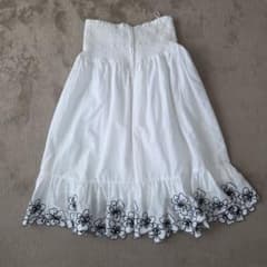 ホワイト 花柄刺繍 シャーリングスカートのサムネイル