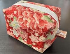 ちりめん布 花柄 ボックスポーチ① ちりめん布 花柄 ボックスポーチ① | Mercari