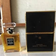 CHANELの香水のサムネイル