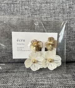 ecru フラワーモチーフ イヤリングのサムネイル