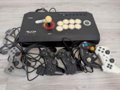 動作未確認の為ジャンク品　HORI アーケードコントローラー、コントローラー５個のサムネイル