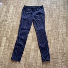 黒と紫のパターン レギンス　スリムフィットパンツのサムネイル