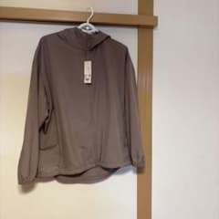 UNIQLO ポケッタブルUVカットパーカ ベージュ XLのサムネイル