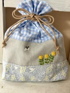 花と蝶の刺繍 ミニ巾着袋 ギンガムチェックのサムネイル