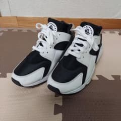 NIKE　エアハラチ　黒×白　27.5センチのサムネイル