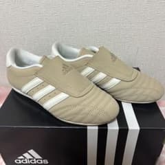 adidas テコンドー ベージュ スニーカー 新品23.5 - メルカリ