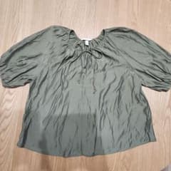 H&M カーキ ボリュームスリーブ ブラウス　Mのサムネイル