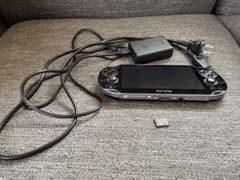 PS Vita 本体 充電器 メモリーカード付き16GB 動作確認済のサムネイル