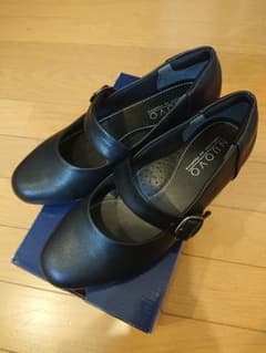 美品 NUOVO パンプス 24cmのサムネイル