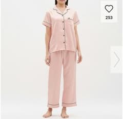 【新品未使用】GU サテンパジャマ　半袖　王冠のサムネイル