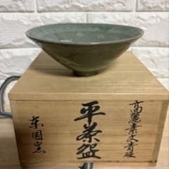 【極美品】水広陶窯 李貞夏作 高麗青磁 象嵌雲鶴文 平茶碗（東国窯 共箱付き）のサムネイル