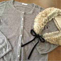 グレーカーディガンとファーのサムネイル