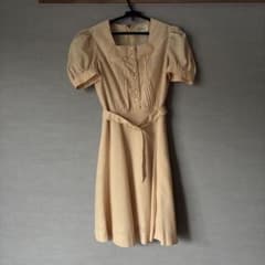 ベージュ　膝丈ワンピースのサムネイル