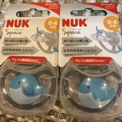 ★新品未使用★ ヌーク おしゃぶり 衛生的な消毒ケース付　クジラのサムネイル