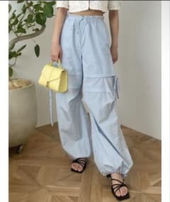 【美品】Lily Brown サイドリボントラックパンツ ライトブルー ナイロンのサムネイル