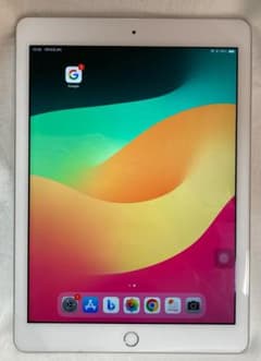 ri.u-ka様専用　 iPad 第6世代 32GB　バッテリー：93%のサムネイル