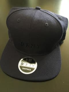 新品】DKNY ネイビー スナップバックキャップ - メルカリ