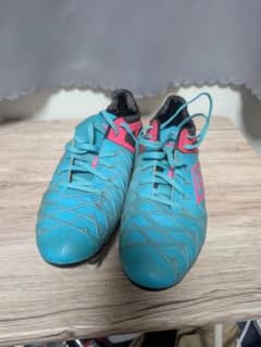 Umbro サッカーシューズ スパイク 青とピンク - メルカリ