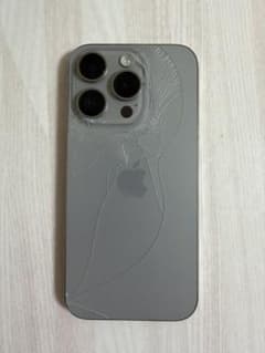 iPhone 15 Pro 128GB 내츄럴 티타늄 후면 균열 있음