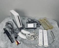 Nintendo Wii 本体セット 動作確認済 リモコン2本 ヌンチャク2個のサムネイル