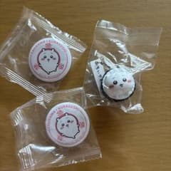 【未開封】くら寿司 ビッくらポン ちいかわ 3点セット フィギュア/缶バッジx2のサムネイル