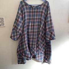 ドラッグストアーズ  裾変形ブラウスのサムネイル