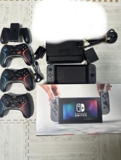 Nintendo Switch 本体 + コントローラー 3つ + ケース付きのサムネイル