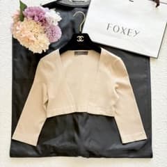 FOXEY フォクシー　ロゴ刺繍　七分袖　ボレロカーディガン　ベージュ　38 FOXEY フォクシー ロゴ刺繍 七分袖 ボレロカーディガン ベージュ 40
