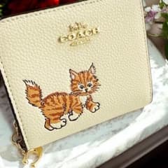 新品未使用 】COACH 猫プリント 二つ折り財布 白 CC472 - メルカリ