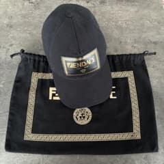 FENDACE キャップ ブラック 黒 FENDI×VERSACE 保存袋付 FENDACE キャップ ブラック 黒 FENDI×VERSACE 保存袋付 - メルカリ