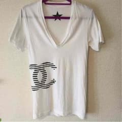 深めＶネックのＴシャツのサムネイル