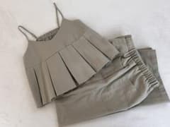 カーキ色フリルキャミソールとワイドパンツセットアップのサムネイル