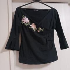 VIVIENNE TAM トップス 刺繍 ブラック - メルカリ