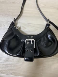 黒の合成皮革ショルダーバッグのサムネイル