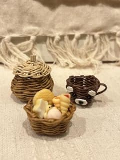 ハンドメイド　ミニチュア　どんぐりカゴセットのサムネイル
