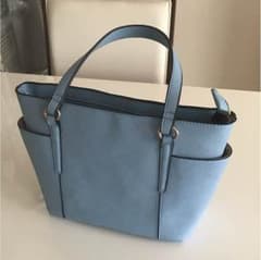 小ぶりのシンプルバッグのサムネイル