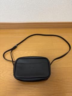 か*と様 LACOSTE ショルダーバッグ ブラックのサムネイル