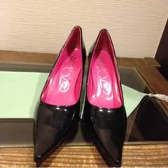 エナメル黒 パンプスのサムネイル