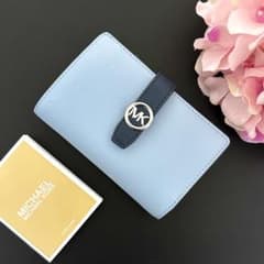 新品】MICHAEL KORS 二つ折り財布 ライトブルー - メルカリ